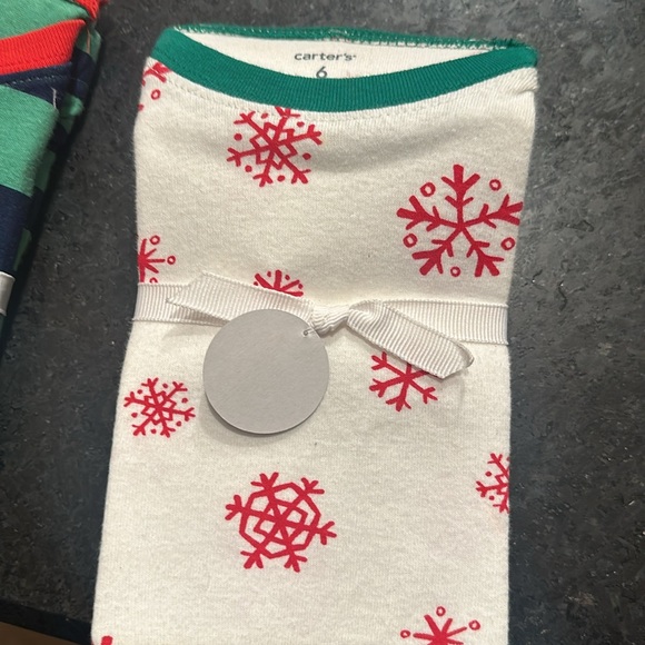 Carters 2 piece pajama set 
Snowflakes 
Size 6 months - Picture 3 of 4